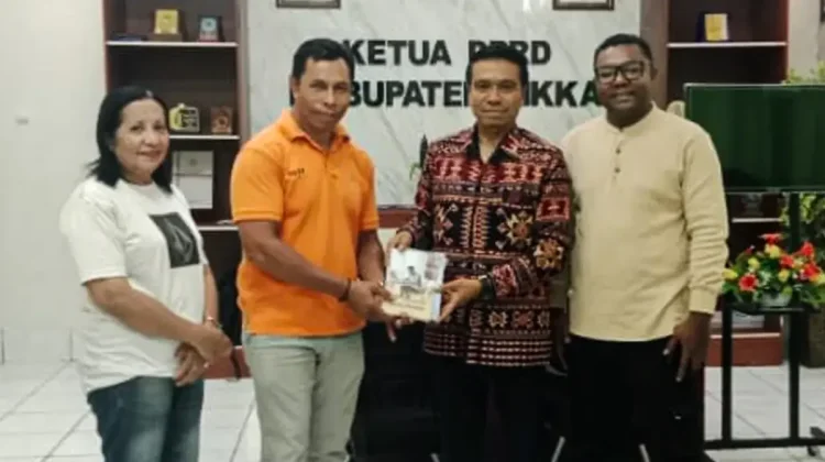 Ketua DPRD Sikka Serahkan Buku Karya Penulis Lokal