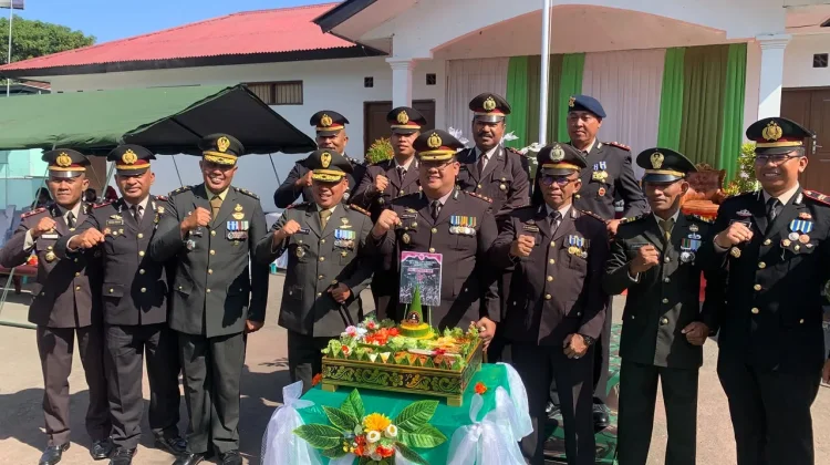 HUT ke-81 TNI di Ende, Kapolres Beri Kejutan Tumpeng