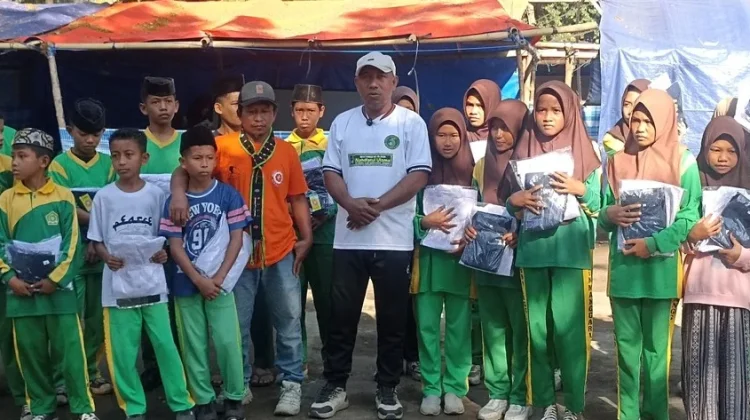 Sebanyak 50 Murid MTsN Manggarai Timur Terima Bantuan Seragam