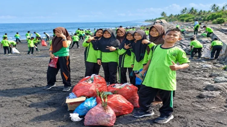 Tanamkan Nilai Ekoteologi, Ratusan Murid MTsN 3 Ende Bersihkan Pantai Anaraja