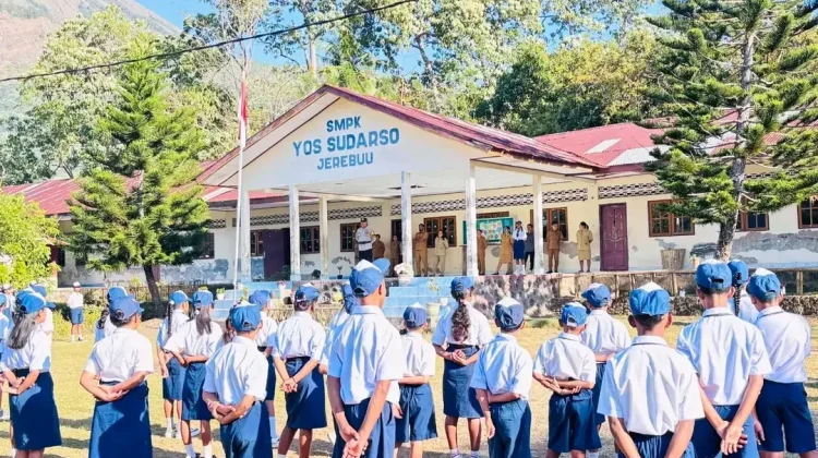 Bhabinkamtibmas Jerebuu Tanamkan Nasionalisme di Sekolah