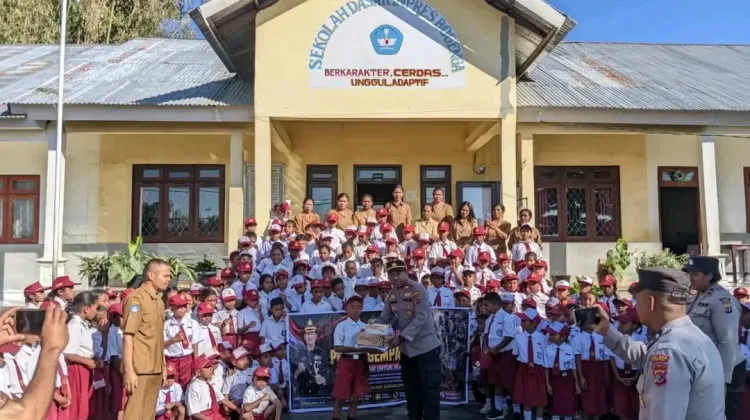 Polres Ngada Salurkan Bantuan Alat Tulis dari Sumba Timur