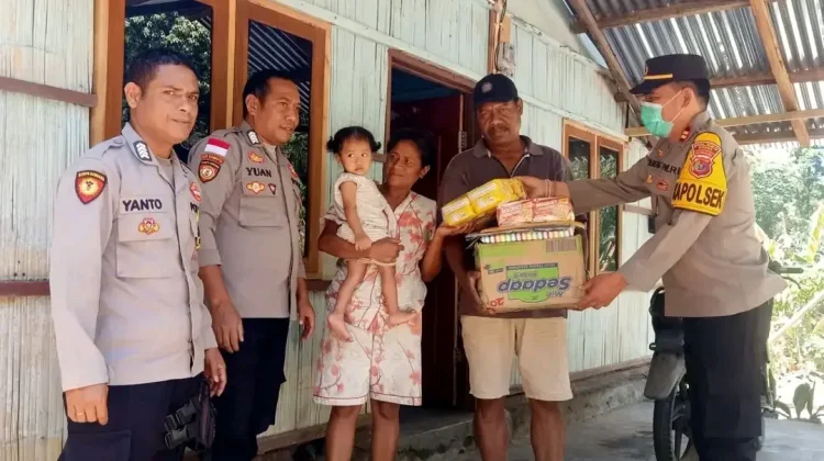 Polsek Soa Salurkan Bantuan Kapolres Ngada kepada Warga