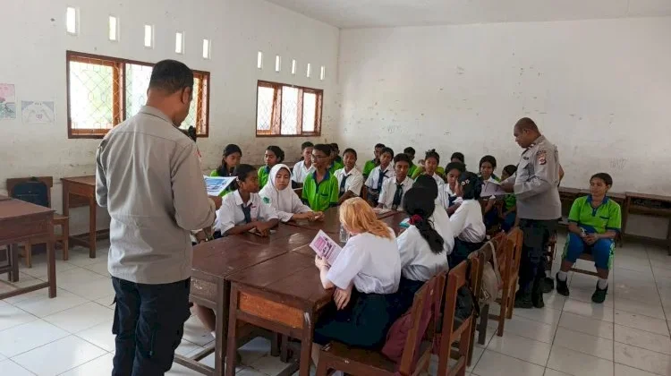Polres Sikka Sosialisasikan SPMB SMA Kamala Taruna Bhayangkara