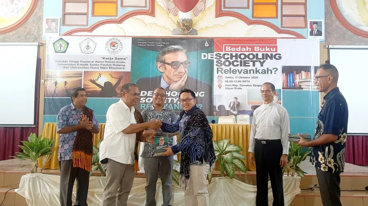 Editor Serahkan Buku Deschooling Society kepada Tiga Pimpinan Perguruan ...