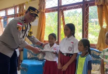 Polres Nagekeo Salurkan Bantuan Alat Tulis ke Siswa