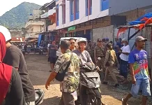Satpol PP dan Disperindag Tertibkan Lapak Pedagang Pasar Mbongawani
