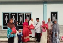 MAN Ende Bagikan Paket Sembako Bagi Jamaah Masjid Nurul Iman Wolowona