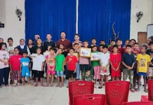 Waka Polda NTT Salurkan Bantuan, Perkuat Pendekatan Humanis di Sikka