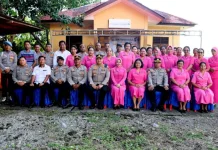 Kapolres Flotim Kunjungi Polsek Titehena, Serahkan Bansos