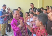 Bupati Ngada Serahkan Beasiswa PIP Daerah Murni Kasih