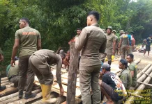 Brimob Ende dan Warga Ngada Bangun Jembatan Darurat Hobotopo