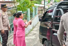 Polsek Ndona Bagikan 150 Cup Takjil untuk Pengendara