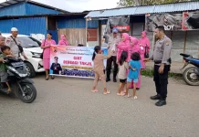 Satpolairud Polres Manggarai Berbagi Takjil Ramadan di Reo