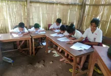 Siswa SDN Rabok Bertahan di Bangunan Nyaris Roboh