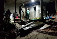 Sinergi Babinsa Elar dan Warga Bersihkan Puing Rumah Warga Pesisir