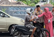 Polres Ende dan Bhayangkari Bagikan 200 Paket Takjil di Jalan Soekarno