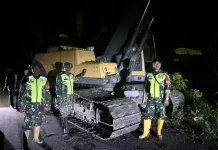 Babinsa Koramil 1602-04 Maurole Turut Evakuasi Material lonngsor di Desa Mausambi