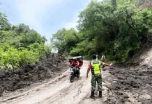 Babinsa Maurole Lakukan Monitoring Jalan Pasca Longsor