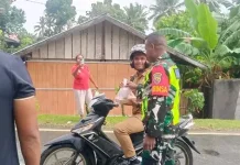 Babinsa Ndona Gelar Komsos dan Bagi Takjil ke Warga