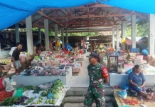 Jaga Kamtibmas, Babinsa Bajawa Patroli Keamanan di Pasar Lindi Riung Barat