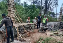 Babinsa Monitoring Proyek Koperasi Desa Kebesani di Detukeli