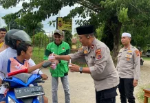 Polres Nagekeo Bagikan Takjil Ramadhan di Aesesa