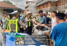 Satlantas Polres Ende Berbagi Takjil di Bulan Ramadhan