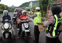 Polres Flores Timur Bagikan Takjil untuk Pengendara di Depan Mako