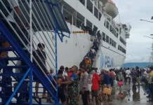 Babinsa Koramil Larantuka Amankan Kedatangan KM Lambelu di Pelabuhan PELNI
