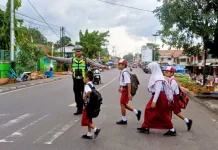 Satlantas Polres Flores Timur Amankan Arus Pagi di Sejumlah Sekolah Larantuka