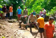 Sinergi TNI-Polri dan Warga Bersihkan Irigasi Wae Cebong Pascabanjir