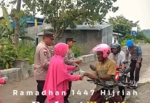 Polsek Pulau Ende Bagikan Takjil dan Bensin Gratis bagi Tukang Ojek
