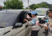Sie Propam Polres Sikka Berbagi Takjil Ramadan