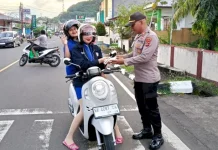 Senja Ramadan, Polisi Berbagi di Larantuka