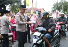 Polres Ngada Bagikan Takjil Ramadan, Wujud Kepedulian Sosial