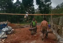 Babinsa Maurole Tinjau Pembangunan Koperasi Merah Putih di Detukeli