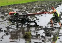 Babinsa Maurole Dampingi Petani Kotabaru, Laksanakan Pembajakan Sawah