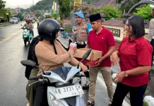 Polres Flores Timur Berbagi Takjil Ramadan untuk Pengendara
