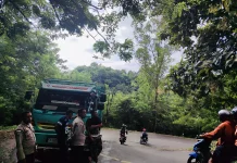 Truk Ekspedisi Mogok di Tanjakan Wae Nengke, Polisi Berlakukan Sistem Buka-Tutup