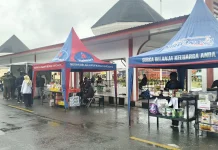 Warga Ruteng Serbu Pasar Murah meski Cuaca Hujan