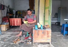 Di Pinggir Jalan Ende, Suradi Menjahit Harapan