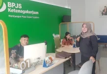 Peserta Datangi BPJS Ketenagakerjaan Klaim Jaminan Hari Tua