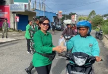 TNI dan Persit Kodim Manggarai Berbagi Takjil, Hangatkan Ramadan di Langke Rembong