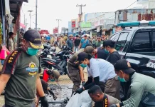 Satpol PP Manggarai Barat Gelar Aksi Bersih di Pasar Batu Cermin