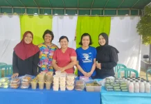 Ramadan, Bhayangkari Ende Berbagi Takjil di Jalan Pahlawan