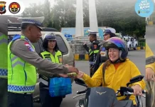 Polres Ngada Bagikan Takjil di Bajawa, jelang Berbuka Puasa