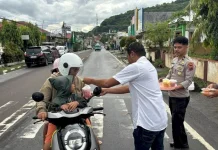 Polres Flores Timur Bagikan Takjil Ramadan untuk Pengendara