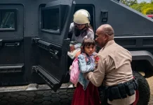 Wadanyon B Pelopor Labuan Bajo Evakuasi Ibu dan Anak Korban Kecelakaan