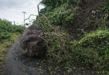 Longsor Batu Tutup Jalur Pantai Selatan Ende